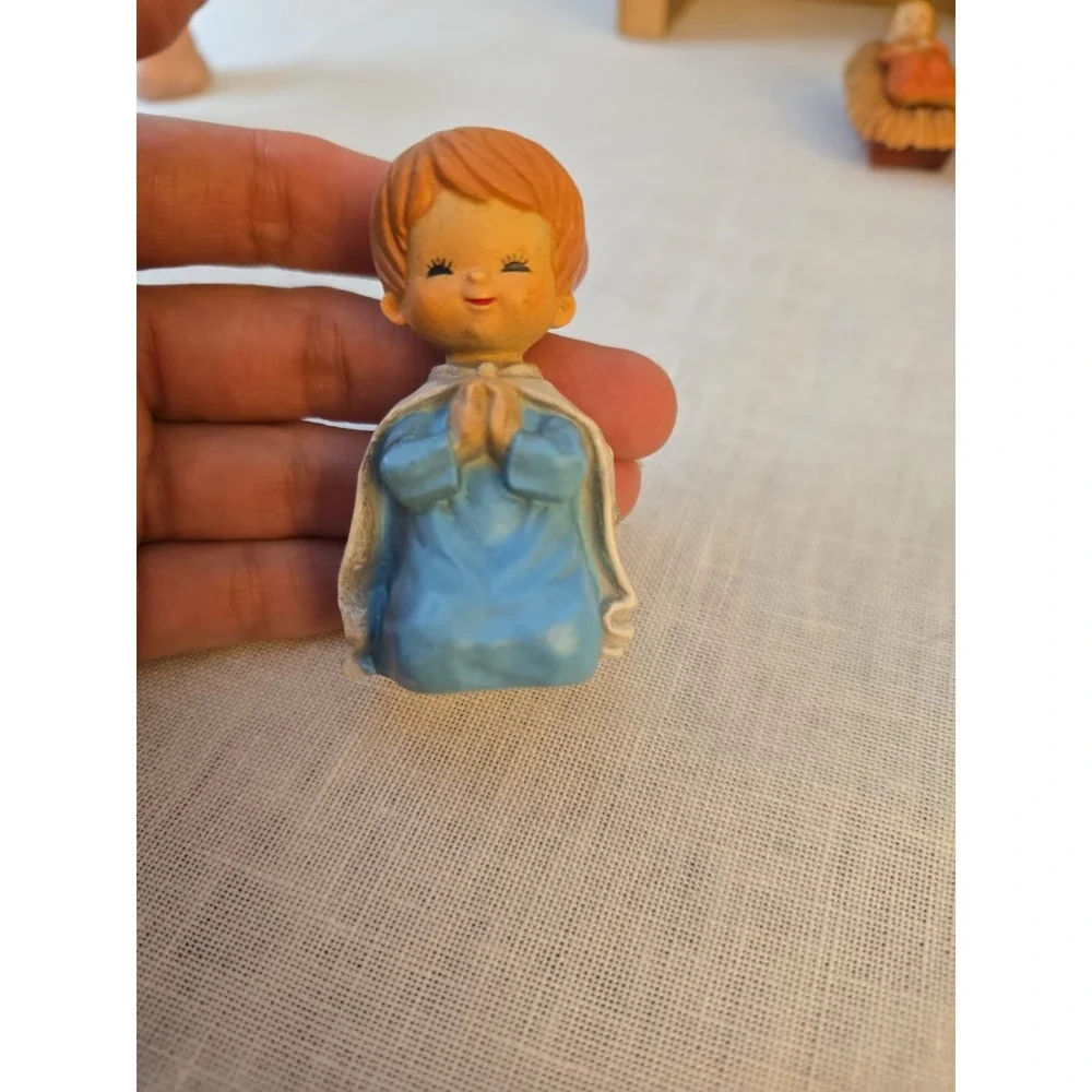 Vintage Nativity Set with Stable And 13 Figurines